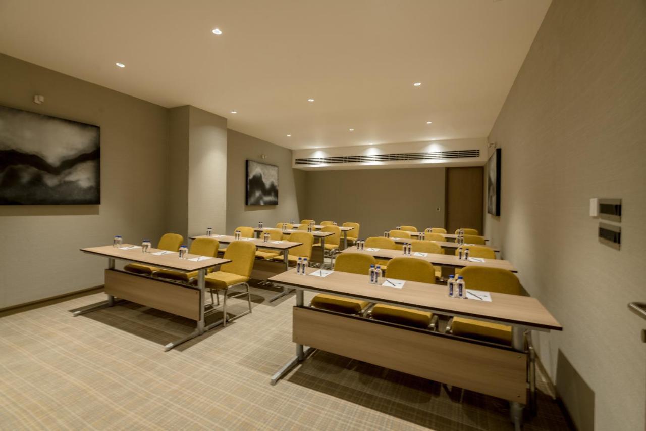 מלון Wyndham Ahmedabad Shela מראה חיצוני תמונה